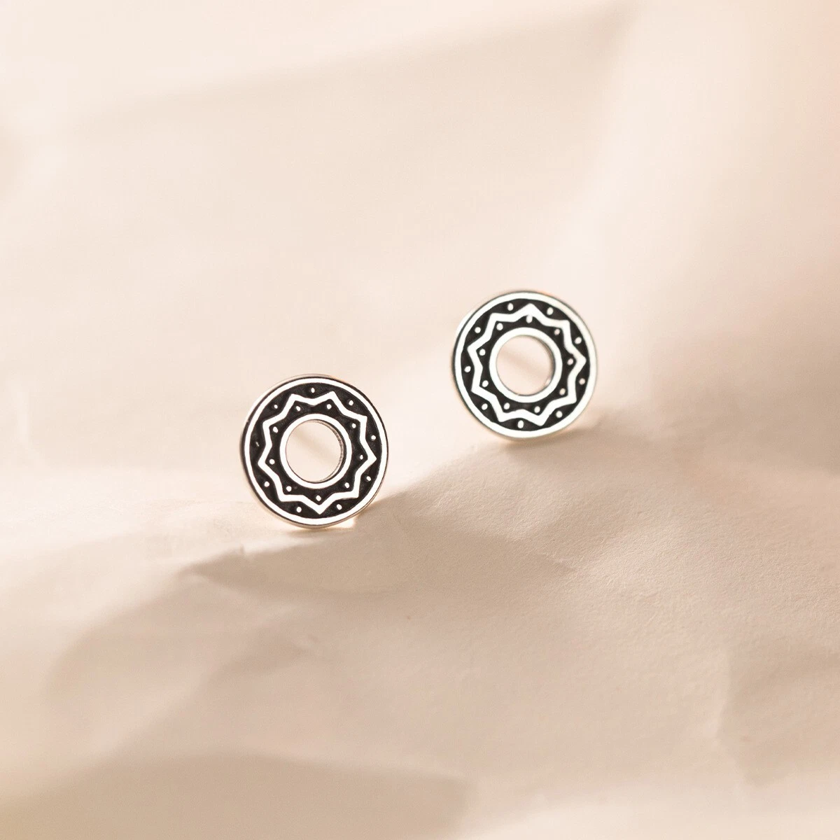 Hollow circle outlet stud earrings