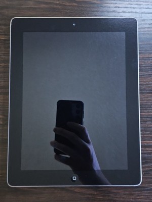 Apple iPad 3rd Gen 32GB Wi-Fi Tablet Silver Black iOS Built-In Front Rear Camera