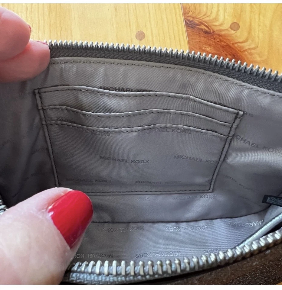 全新! Michael Kors 银色 Sparkly 钱包 — 第 2/4 张图片