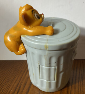 1996 Burger King Oliver and Company View Finder Cat Oliver on Trash Can 4''