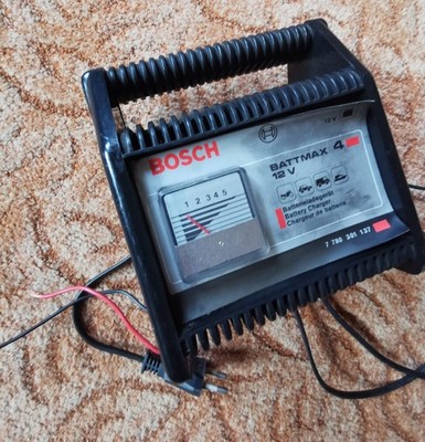 12 V Batterie Ladegerät / Battery Charger für Auto & Motorrad von Bosch !