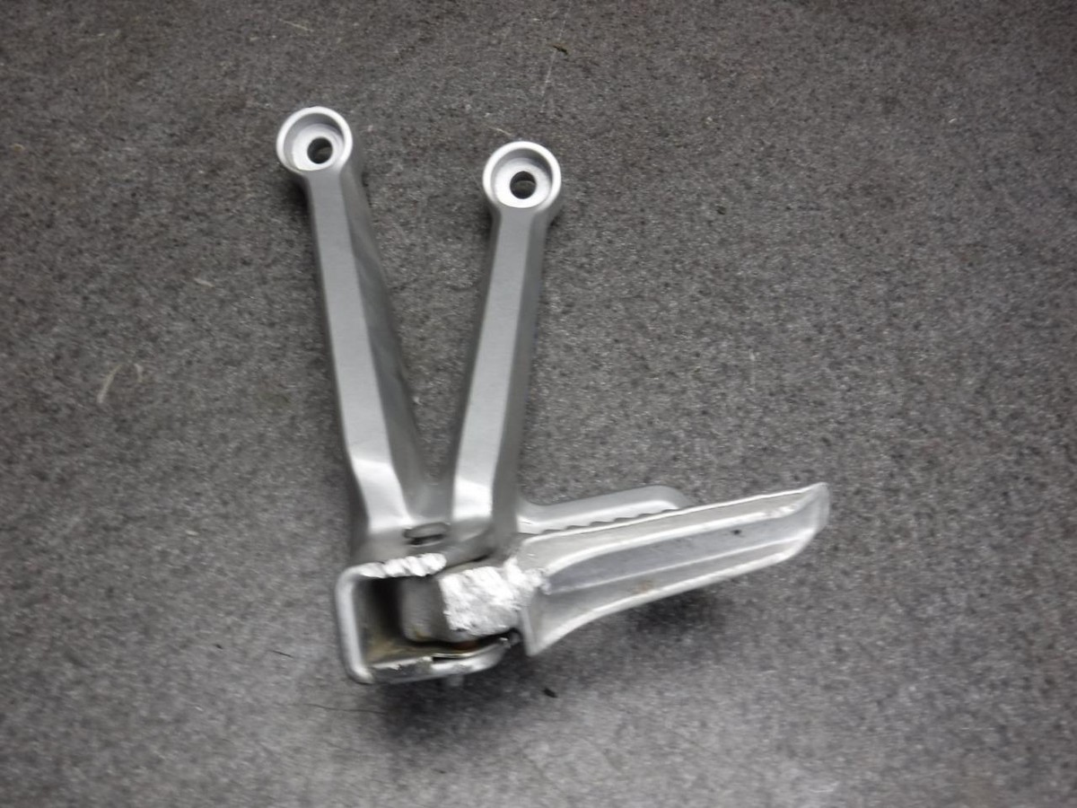 05 Suzuki GSXR GSX-R 600 Left Rear Peg & Bracket 75J | eBay