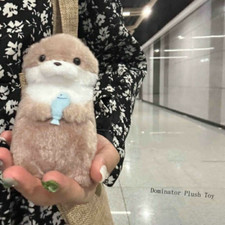 Divertido Lindo Castor de Nutrias Marinas Sosteniendo Peces Juguete de Peluche 11Cm Muñeca Paquete Colgante