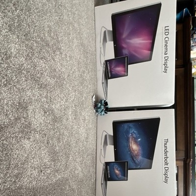 Apple monitors 