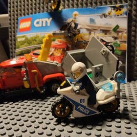 LEGO CITY POLICE: Tow Truck Trouble (60137) Motorbike Safe Money NEW Free Post