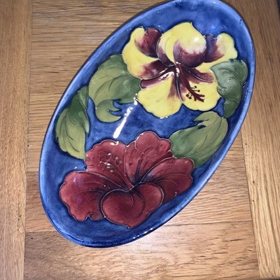 Moorcroft rot + gelb auf blauem Boden Hibisicus ovale Schale 23 cm lang Mcm