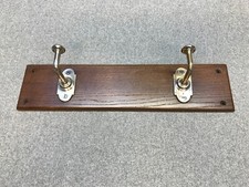 Porte manteaux mural, 2 patères 1925, Art-déco, laiton chromé sur chêne.