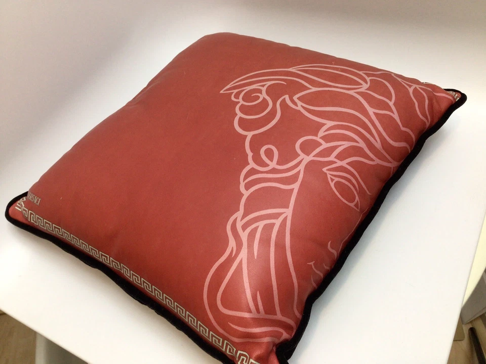 ALMOHADA DE CUERO ROJO PATRÓN LLAVE GRIEGA VERSACE FAMOSA MEDUSA DE COLECCIÓN Foto 2 de 4