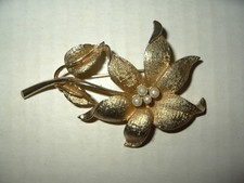 Large Vintage Signed CORO Pegasus Brushed Goldtone & Pearl Flower Brooch Pin