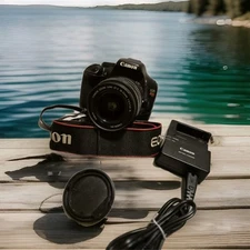 Canon EOS Rebel T2i DSLR Camera with EF-S 18-55mm f / 3.5-5.6