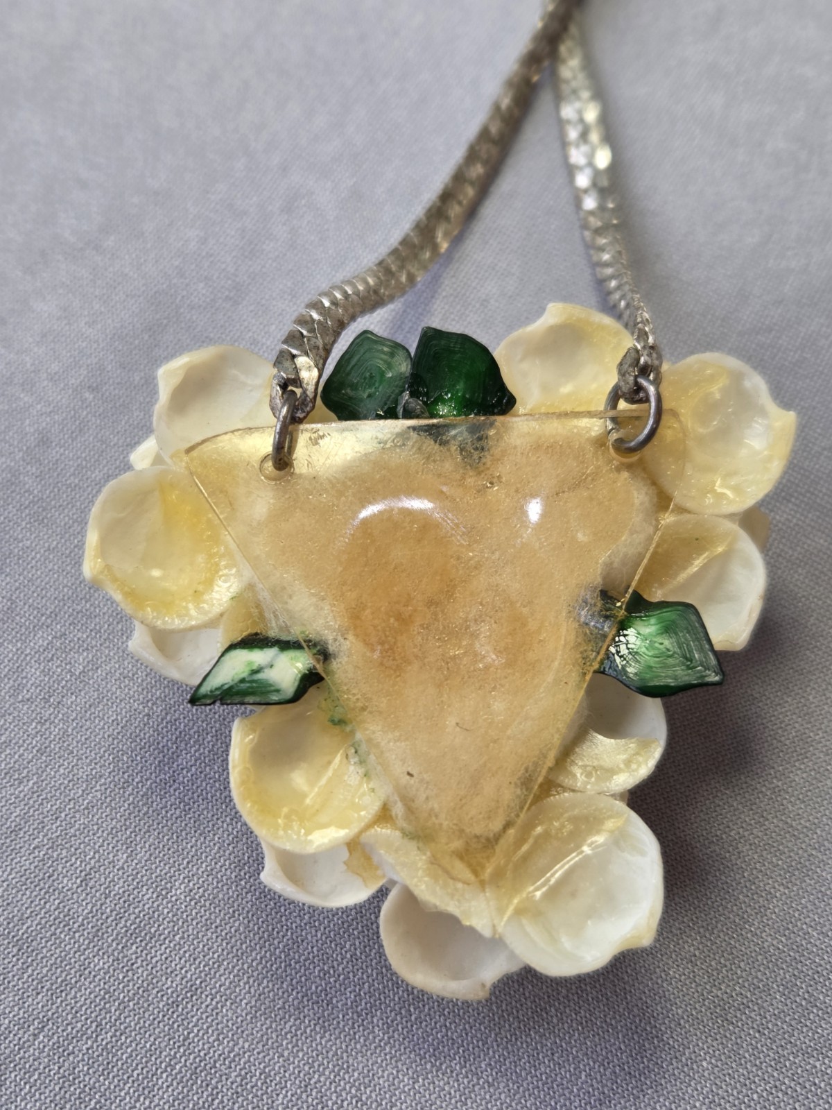 Vintage White Shell Flower Statement Necklace - image 4