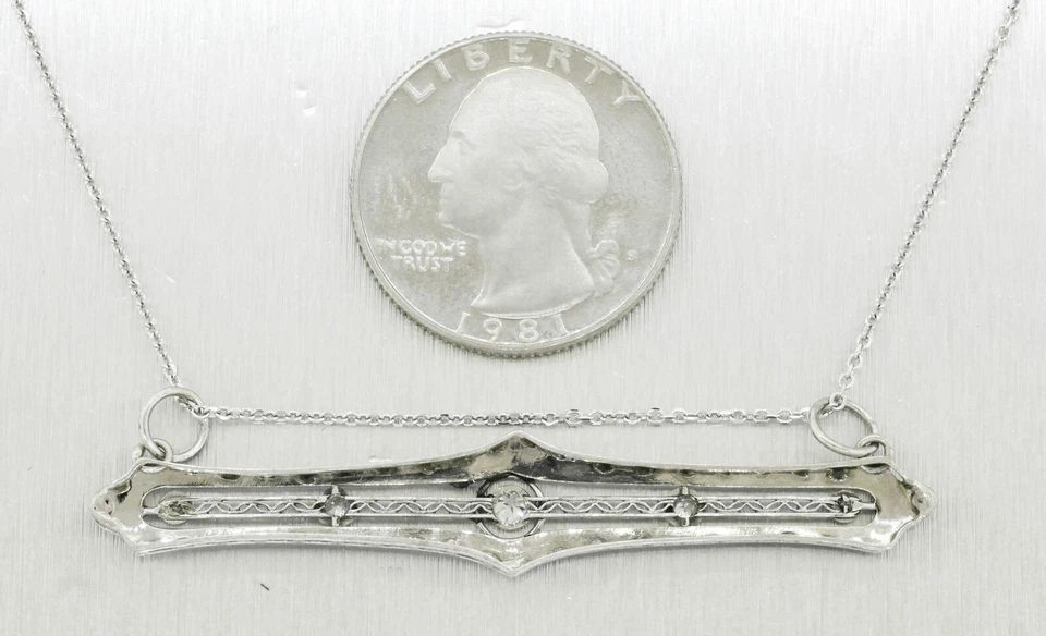 Antiguo colgante Art Deco de barra de filigrana de diamantes de 0,45 quilates - collar de oro blanco de 14 k Foto 2 de 4