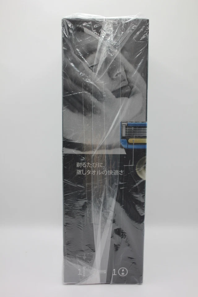 Gillette Labs Heated Razor - Handle, 2 Blades, Holder & Charging Dock Set New - Image 3 of 4