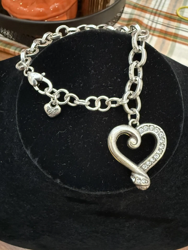 Brazalete Brighton Tono Plata Corazón Dije Estrás Dorado en Un Lado Amor Romano Foto 2 de 4