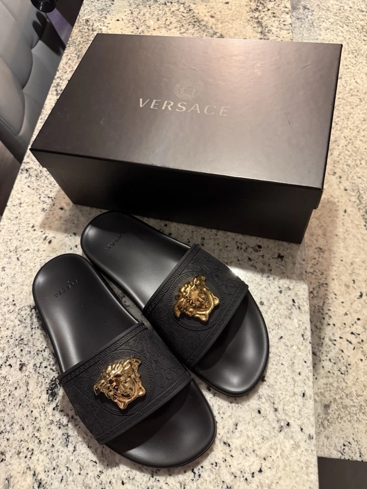 Sandalia para mujer Versace negra de goma talla 10 Foto 2 de 4