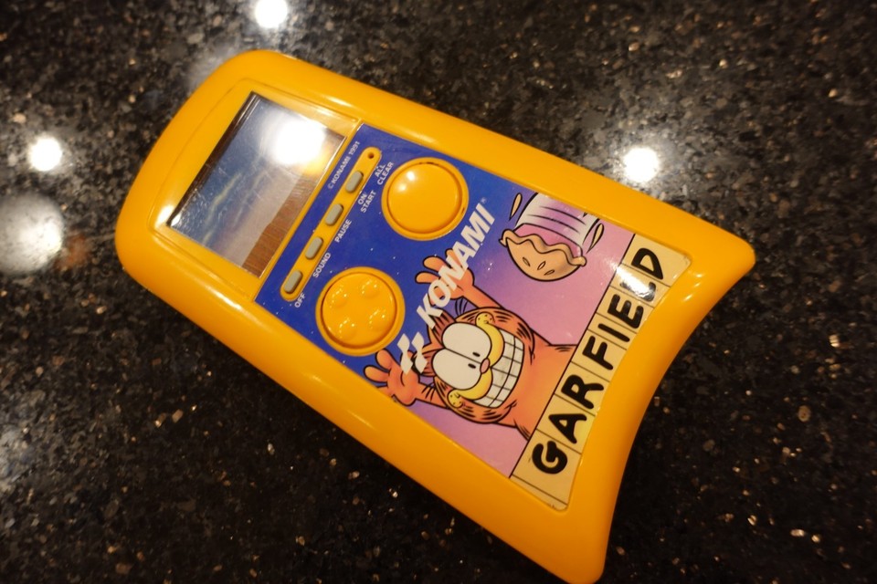 Vintage KONAMI Garfield  Handheld Electronic Tabletop Video game D11
