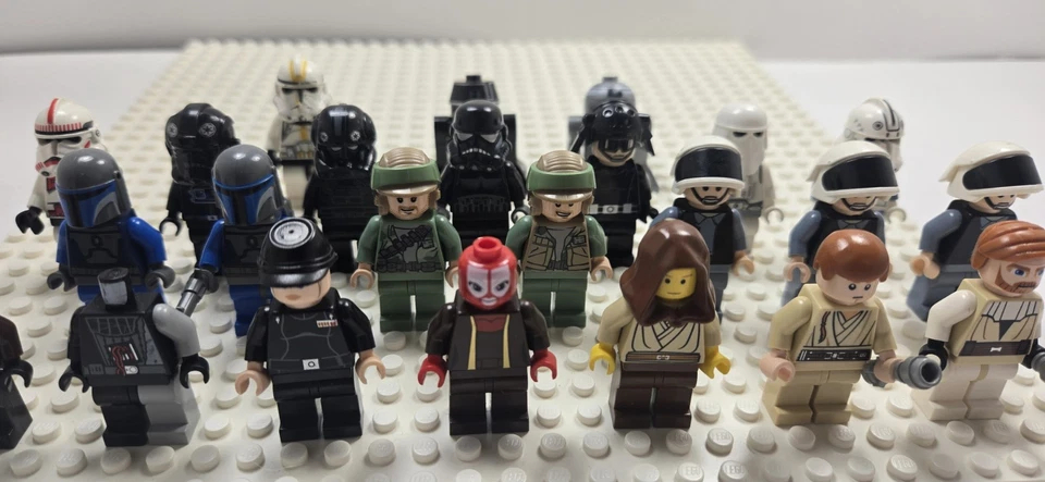 Lot of 24 LEGO Star Wars Minifigures Authentic Stormtroopers Jedi Mandalorian - Image 3 of 4