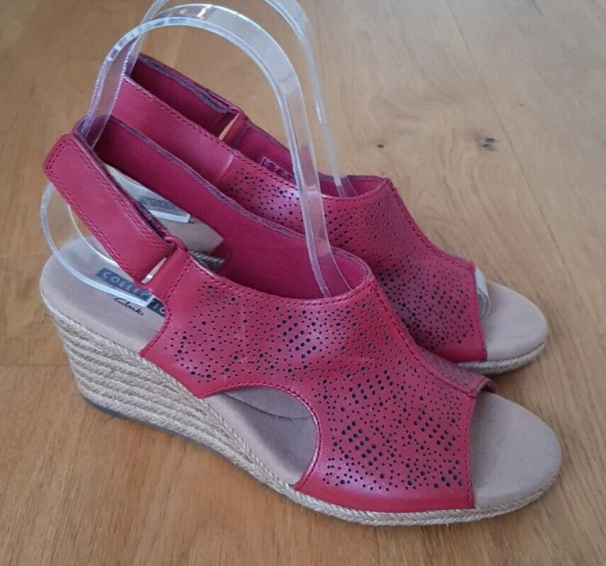 Sandali con zeppa in pelle rossa collezione Clarks. Taglia 4 5D. Nuovissimo!