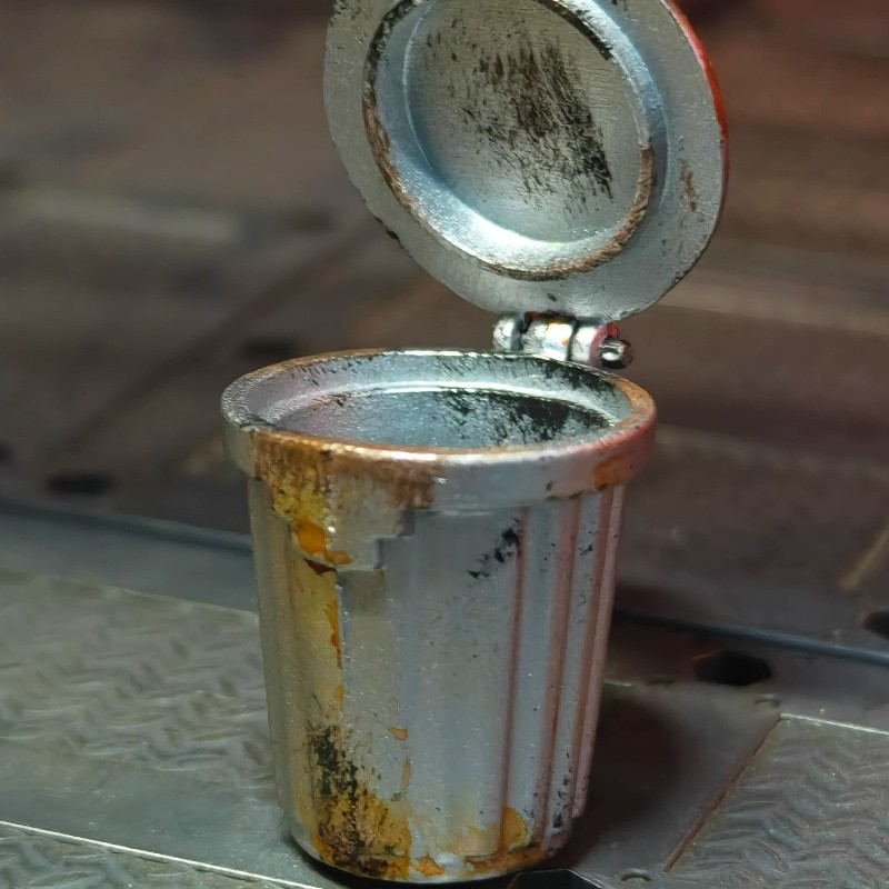 1X Simulation Rusty Metal Rubbish Bin Model Miniature Lidded Trash Garbage Can