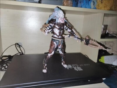 NECA　アルファプレデター　開封品 Comparison! Neca Ultimate Alpha Predator: 100th Edition