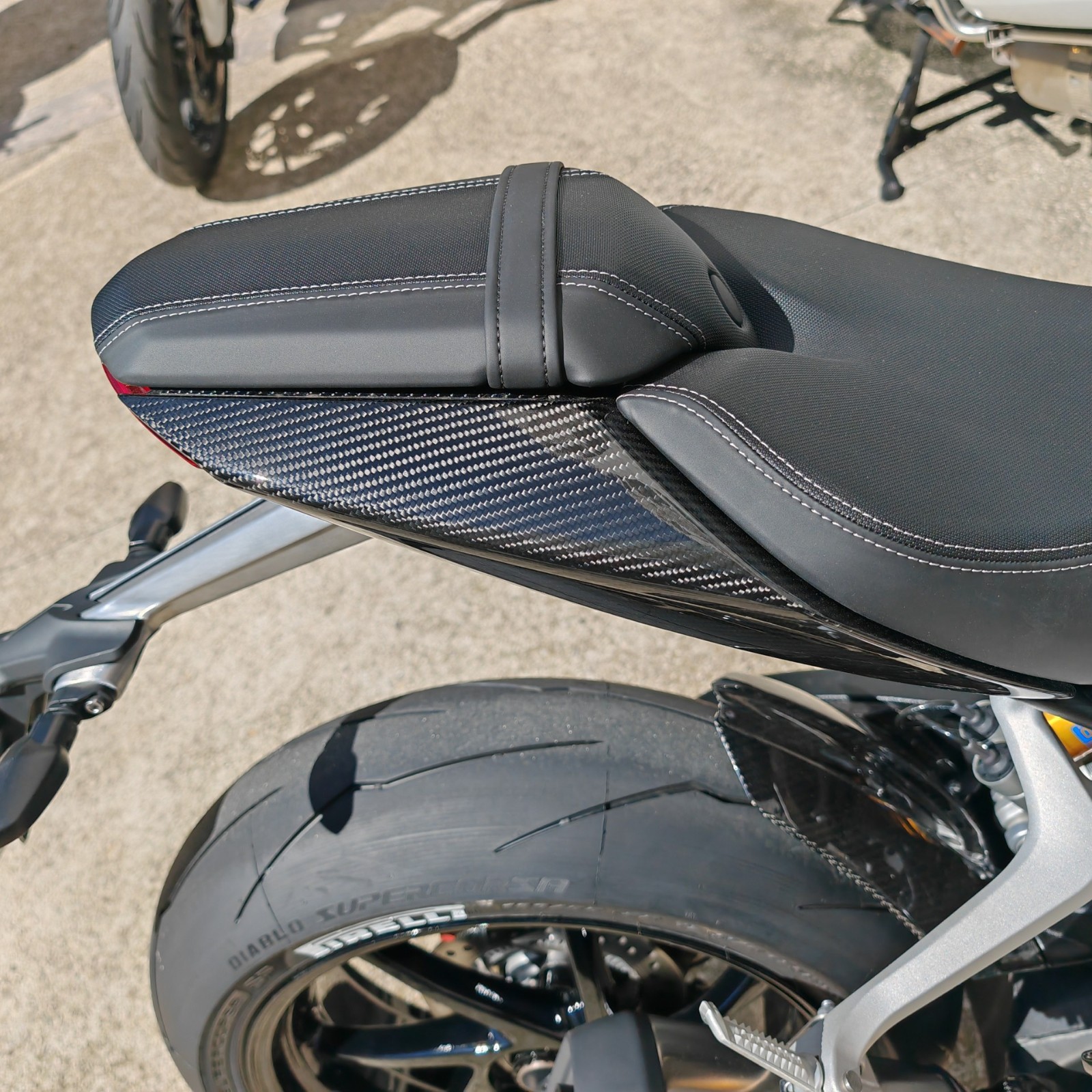 Flancs de coque arrière Triumph Speed Triple 1200 en carbone brillant haut de gamme