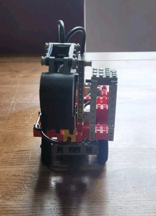 LEGO Technic 8837 Pneumatic Excavator, photo 4 of 5