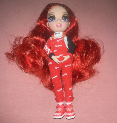 MGA Entertainment Modepuppe mit roten gelockten Haaren und rotem Rucksack