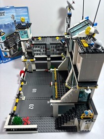 Lego City: Police:  Police Headquarters 7744 (2008) Retired. Instructions.