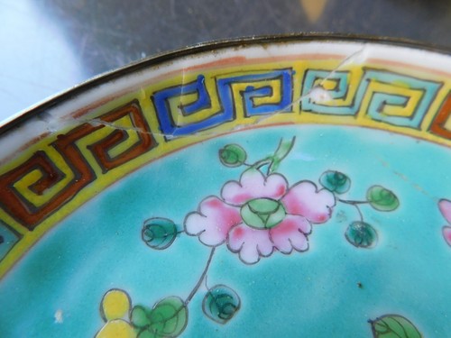 Antico piatto cinese in porcellana con fiori dipinti a mano avvolto in latta 5" - Foto 7 di 9