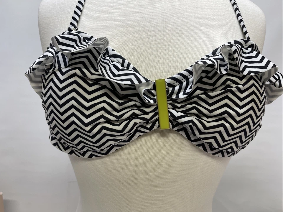 Top de bikini Chevron con volantes grandes Xhilaration negro/blanco almohadillas extraíbles para mujer Foto 2 de 4