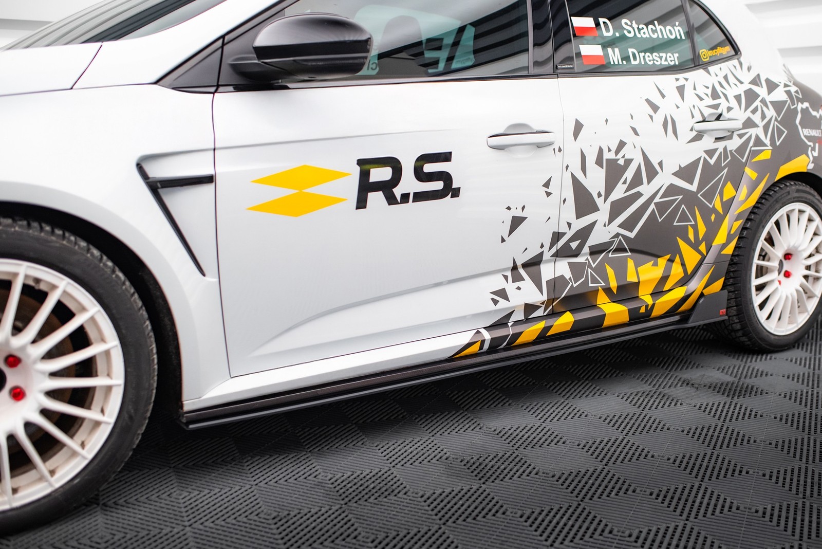 Rajouts bas de caisse Renault Megane RS Mk4 noir rouge Maxton Street Pro tuning