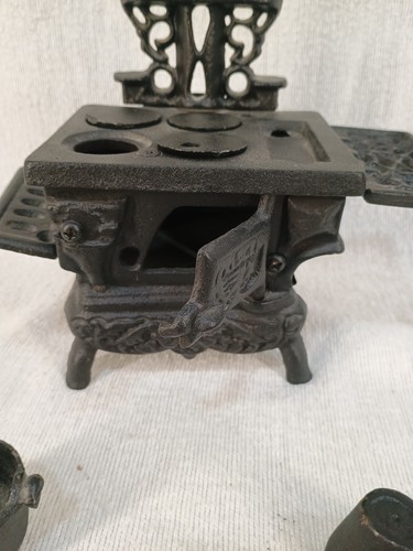 Vintage Miniature Crescent Cast Iron Stove Salesman Sample/Toy reproduction - Picture 4 of 7