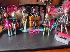 Monster High Bundle 7 Dolls Plus Play Set