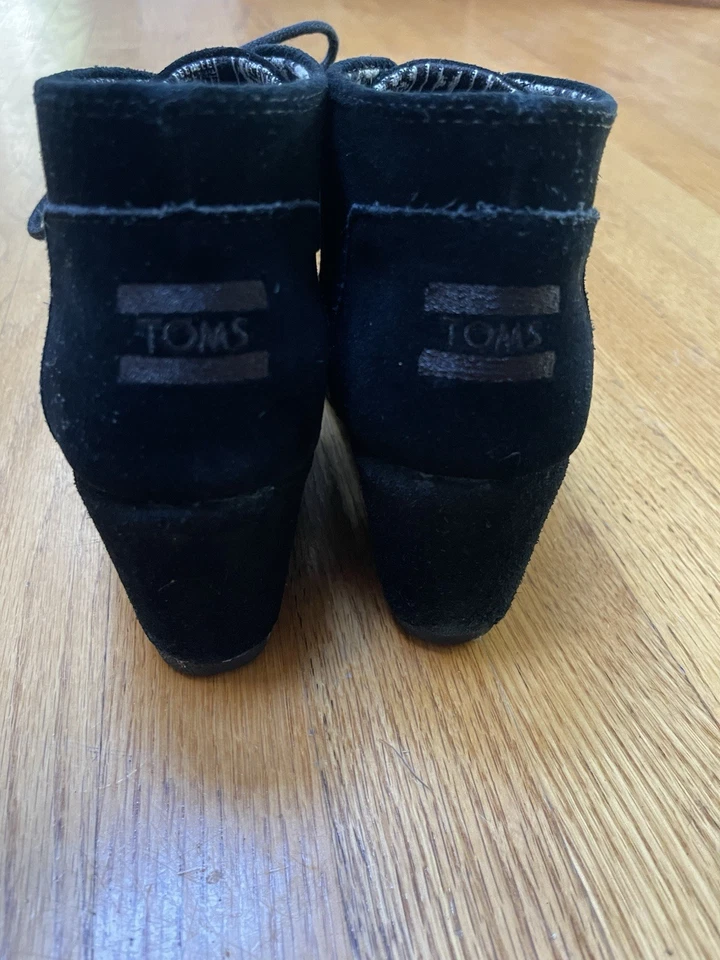 Botines TOMS para mujer de gamuza negra con cuña de desierto con cordones talla 7,5 Foto 4 de 4