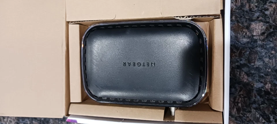 NETGEAR Cable Modem CM400 Compatible with Most Cable Providers Foto 3 de 4