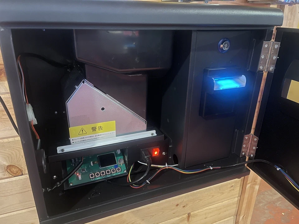 Máquina de cuarto, cambiador de billetes - Acepta $1-$20 - Capacidad 3.000 - Bill2Coin.com Foto 2 de 4