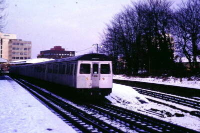 FOTO SCHNEE IN EAST PUTNEY EIN ZUG AUF DER DISTRICT LINE DER LONDONER U-BAHN FÄHRT AB