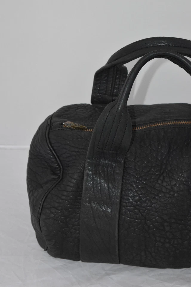 Bolso de mano Alexander Wang Rocco Rockie de cuero negro con tachuelas Foto 2 de 4