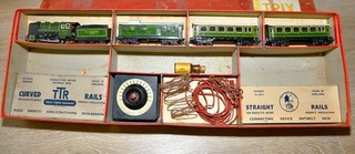 TRIX EXPRESS PREWAR PASSENGER SET INCLUDING 0 4 0 LOCOMOTIVE 5391