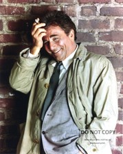 PETER FALK AS ICONIC HOMICIDE DETECTIVE LIEUTENANT COLUMBO - 8X10 PHOTO (EE-318) PETER FALK AS ICONIC HOMICIDE DETECTIVE LIEUTENANT COLUMBO - 8X10 PHOTO (EE-318)