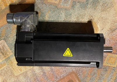 Kollmorgen AKM33H-ANSR-02 Servomotor Neu Antriebswelle schwergängig