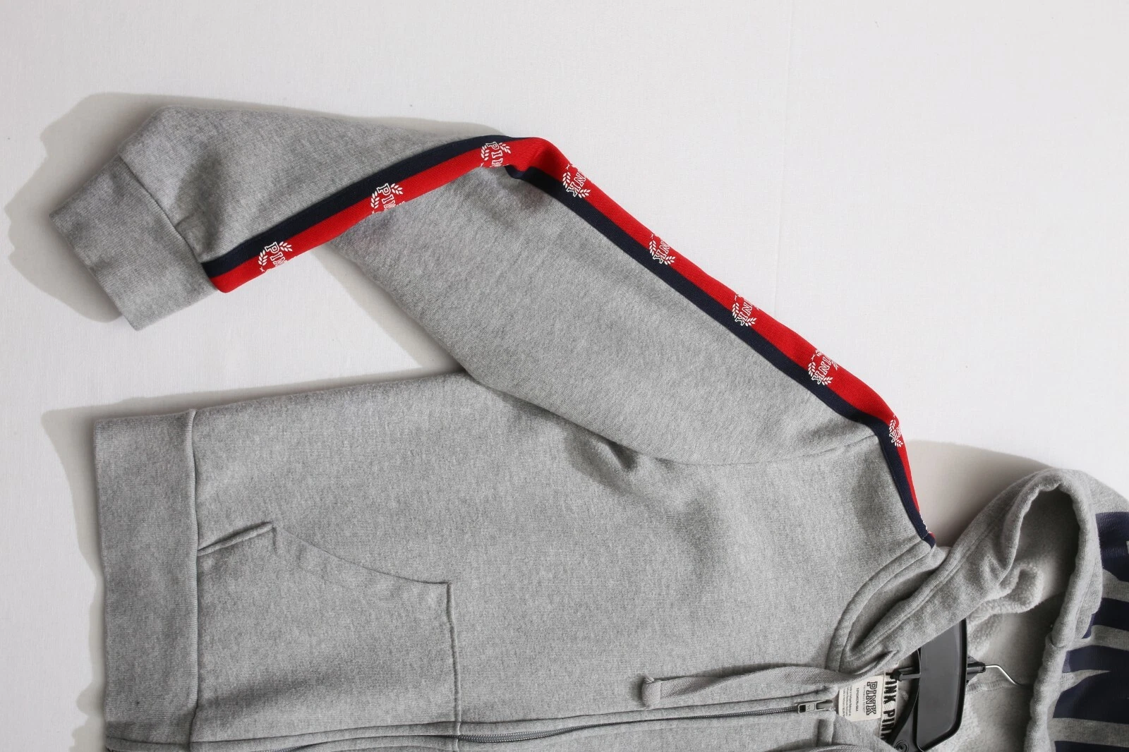 UNDERCOVER Felpa con cappuccio e zip grigia ROSA Victorias Secret usata in ottime condizioni taglia S rossa