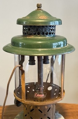 Vintage Coleman Laterne Modell 220B vor dem Zweiten Weltkrieg mit Pyrex Globus rotes Logo