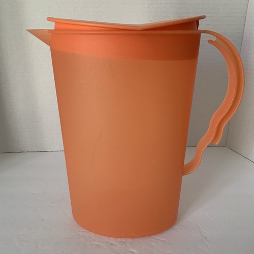 Tupperware Impressionen 2 Quart transparenter orangefarbener Krug mit Wippdeckel