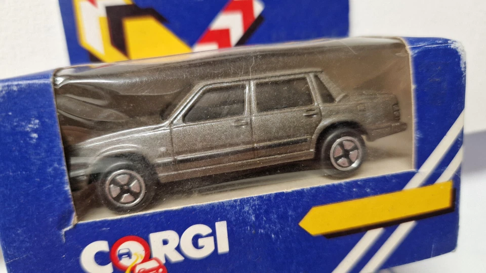 Corgi Volvo 760 berlina scatola e bolla danneggiate (NP14) - Immagine 2 di 2
