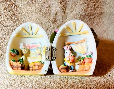 VINTAGE 3D MINIATURE YELLOW EASTER EGG DIORAMA HINGED EGG NEW WITH TAG