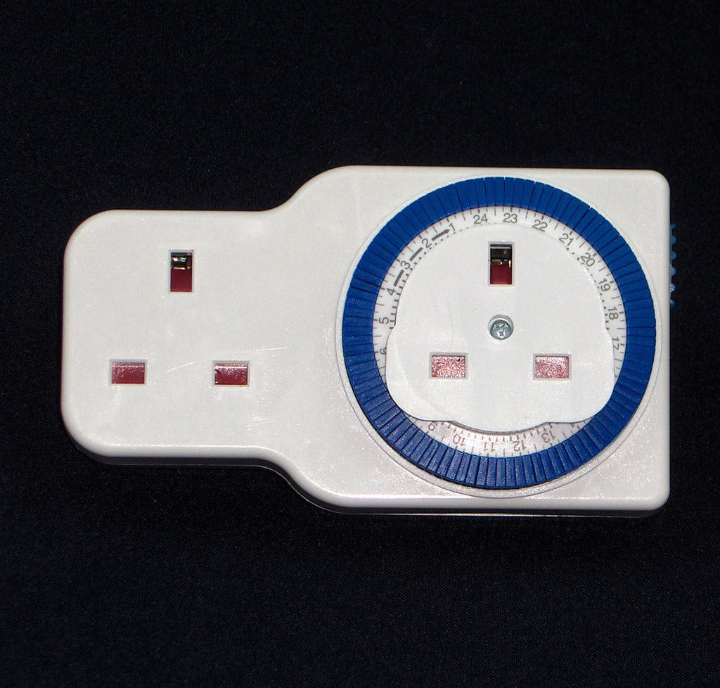 Energy Saving Eurosonic 24 Hour Manual Timer with additional Non Timed Socket