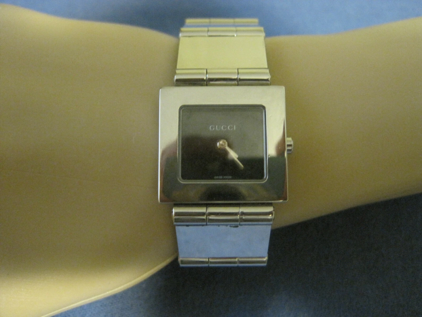 #334 Bracelet montre femme en acier inoxydable GUCCI 600J
