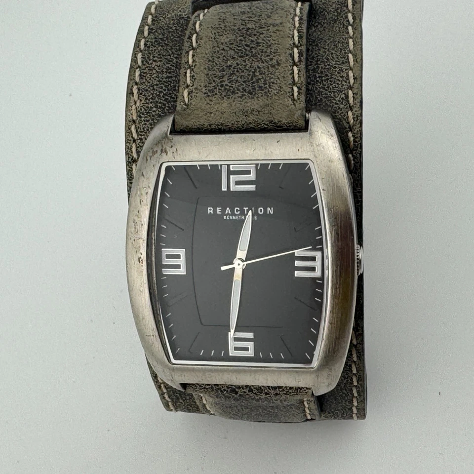 Reloj de Cuarzo Reaction Kenneth Cole Hombre Plata Barril Cuero Banda Nuevo Batte Foto 2 de 4