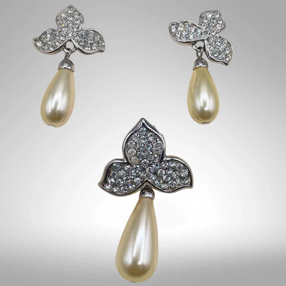 Conjunto de brincos e pingentes perfurados pendurados de strass pérola falsa KJL assinado vintage década de 1980 - Imagem 4 de 4